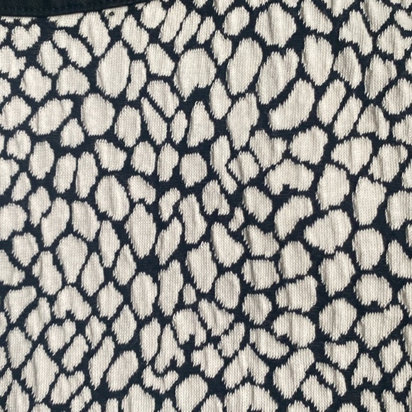 Banana republic short sleeve black-and-white printed top. Size medium. - Picture 4 of 8